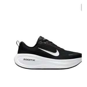 Buty Nike Vomero Plus “Czarny / biały” (HV8150-002)